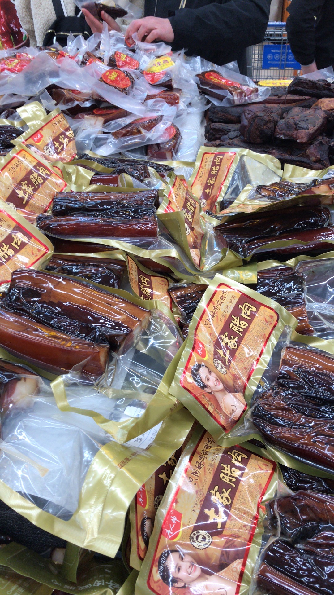 这个超市是前天在长沙旅游逛的,是靠近黄兴路步行街附近的,超市只有一