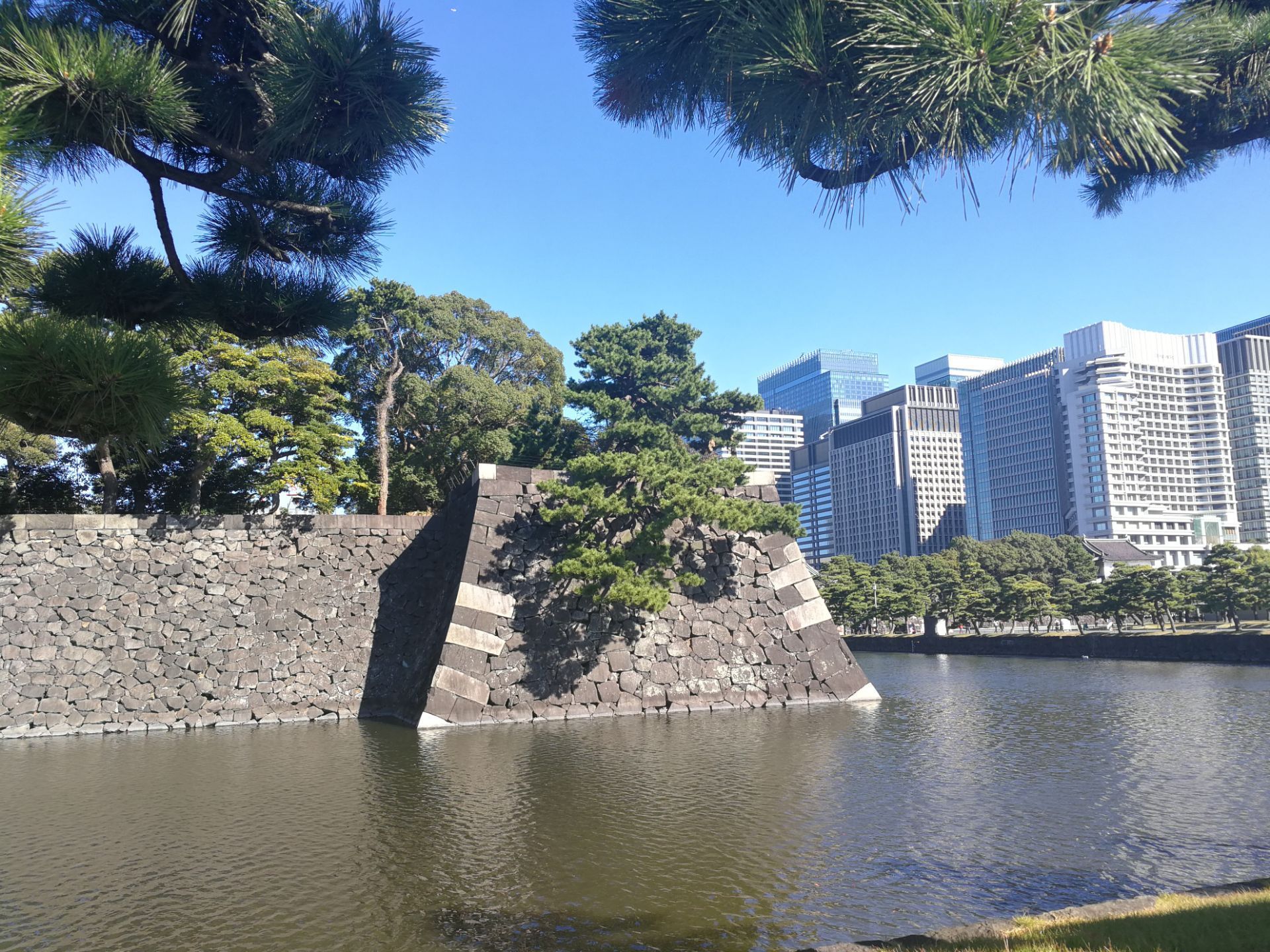 【攜程攻略】東京皇居景點,皇居二重橋:非常值得去,是個寫生的好地方.