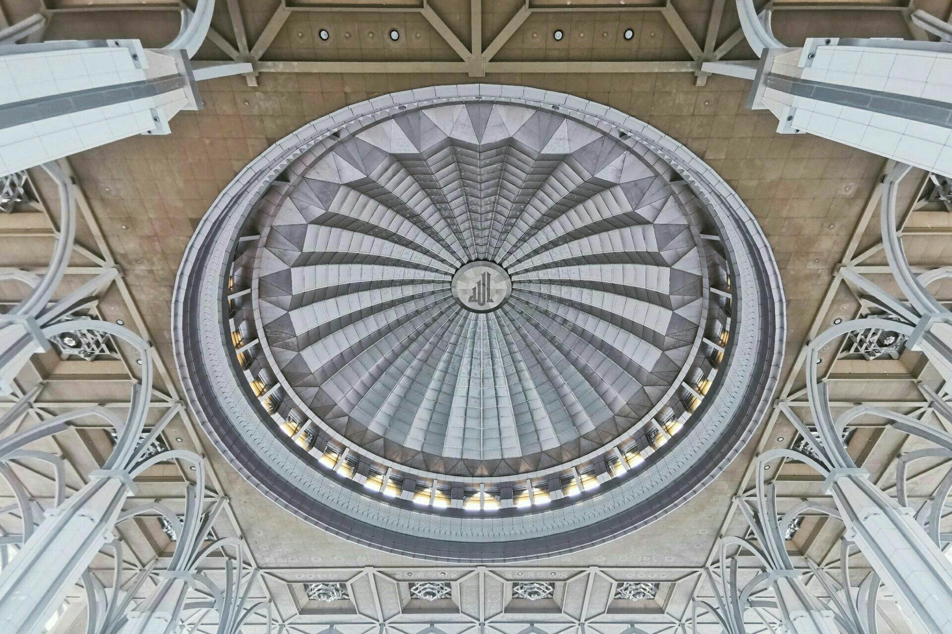 可谓是实至名归的钢铁清真寺,据说建造这座清真寺总共花了3亿3000万