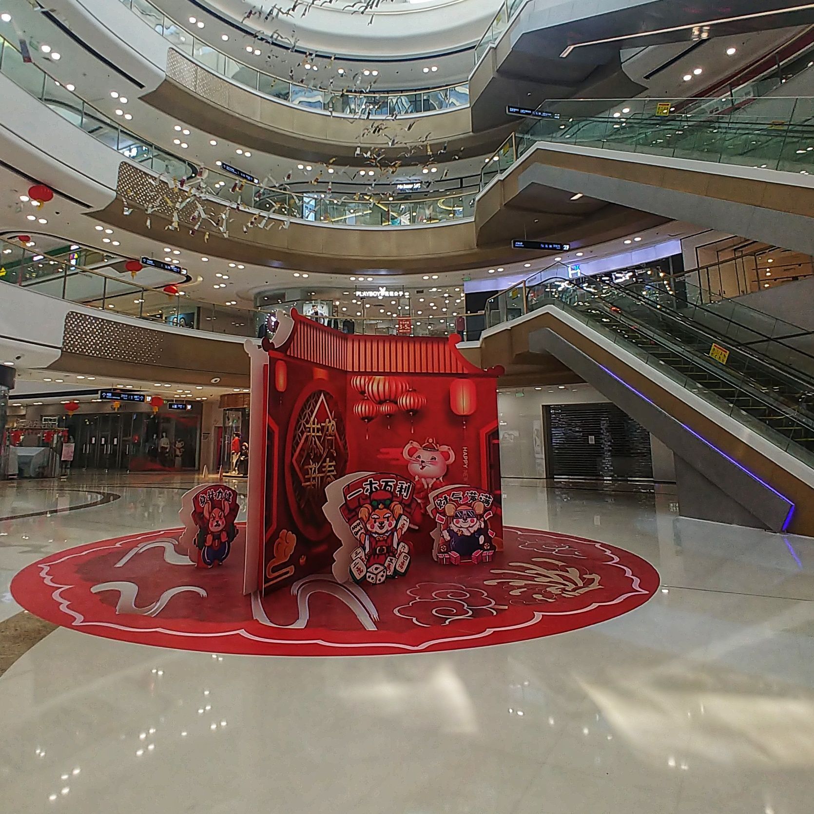 一楼门面有好多陌生品牌的奶茶店,露天位置上坐了不少年轻人,看来奶茶