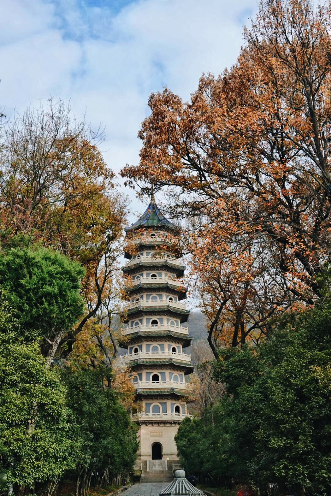 在南京东郊钟山风景区的灵谷景区内有一座九层宝塔——灵谷塔(南京人