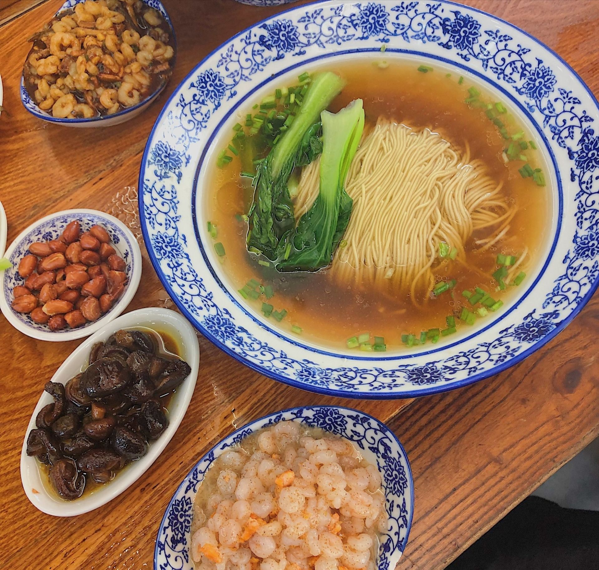 朱鸿兴在苏州是连锁的店,非常喜欢苏式面,配上各种浇头,很实在,吃的