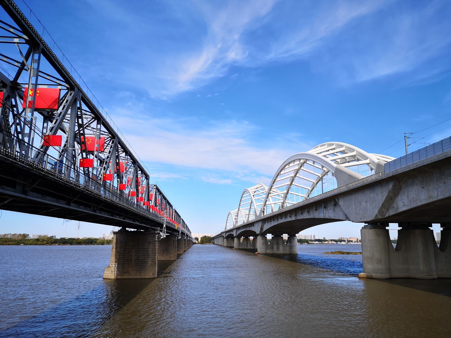 条玻璃栈道吸引了来自全国各地的游客前来观光铁路桥已成为哈尔滨一景