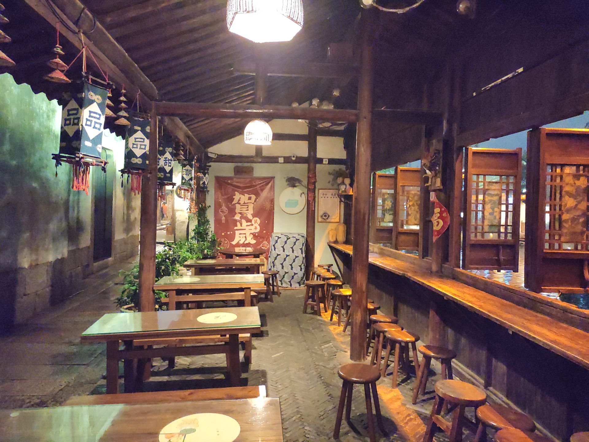 女红街是乌镇西栅景区内的一条特色街道,与西栅大街隔着西市河,这里是