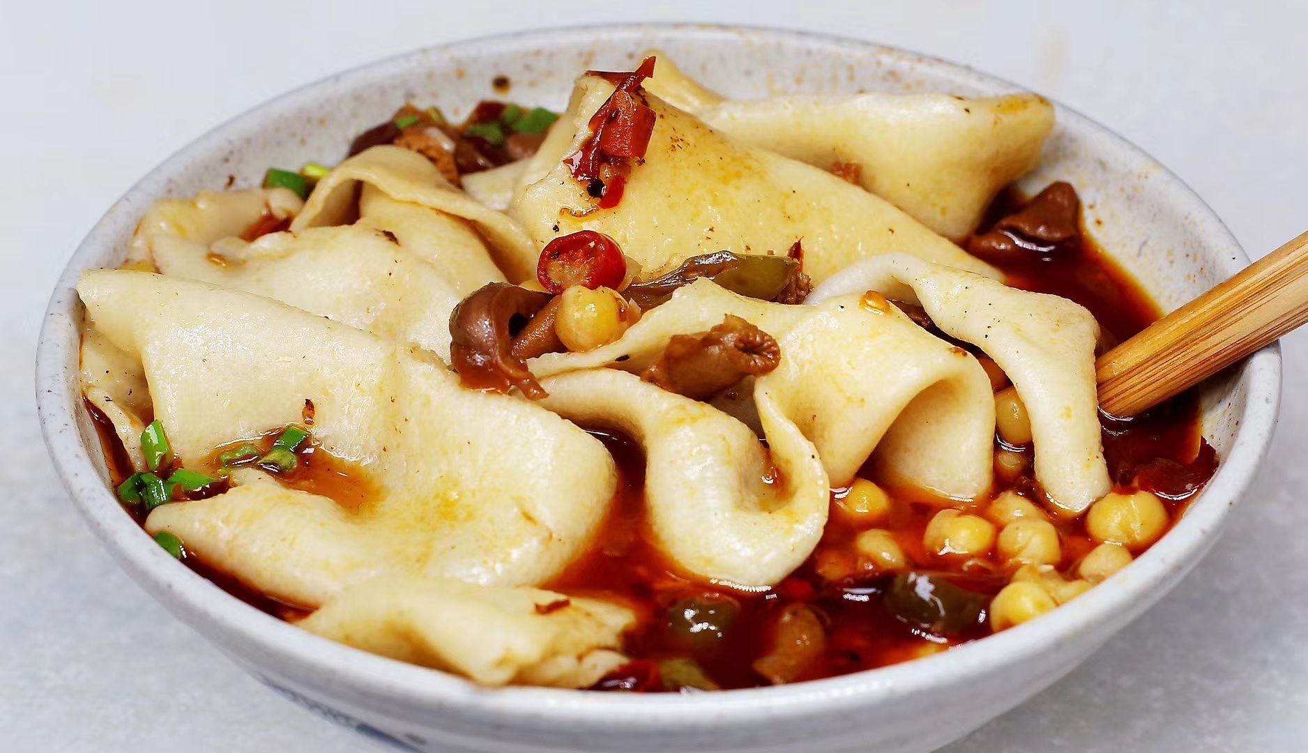 盖面更有劲道汤底里面加了耙豌豆很入味在这个小类别里面算得上很好的