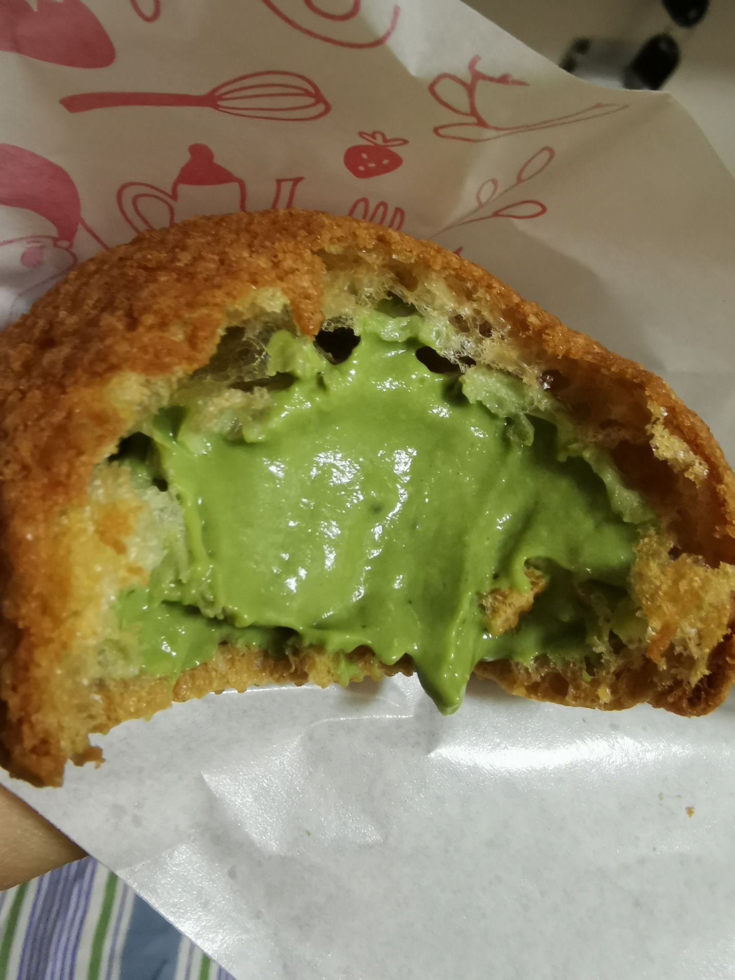 2021西树泡芙chez choux(天河城店)美食餐厅,里面是满满的抹茶味奶油