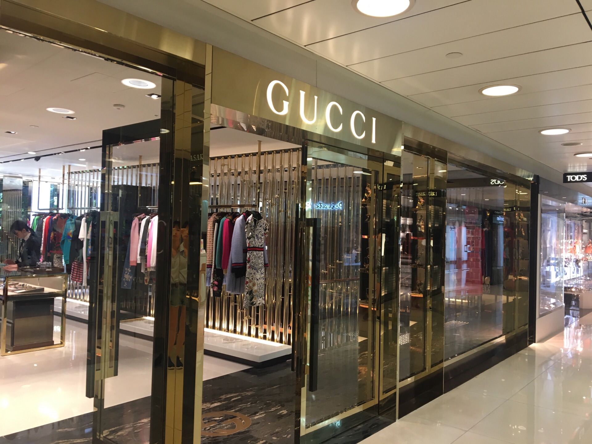 携程攻略 香港gucci 利园二期店 购物 常常在铜锣湾崇光的1楼看见gucci的店前排了长长的队 不明白为什么这