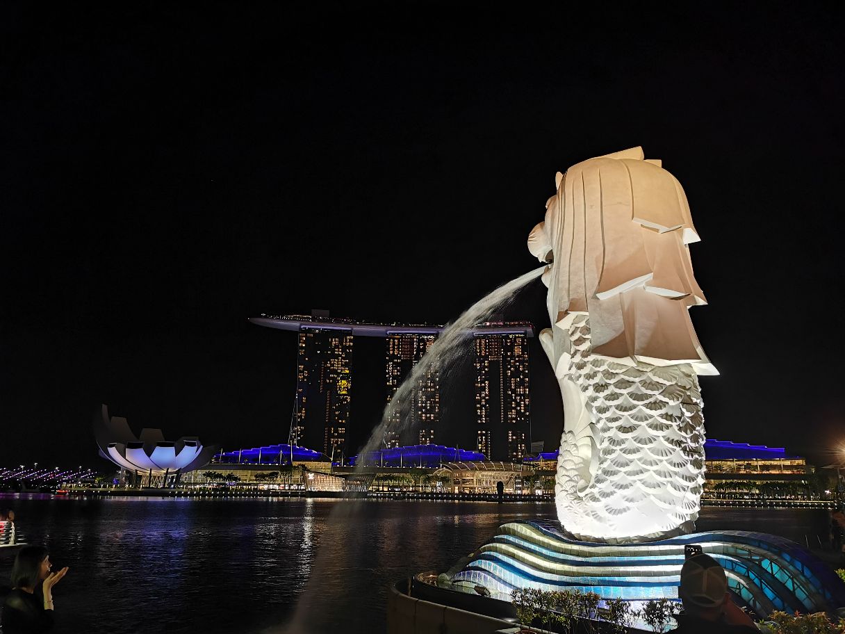 【携程攻略】新加坡鱼尾狮公园景点,这是新加坡的标志性建筑，虽然是个免费的公园，但是游人如织，络绎不…