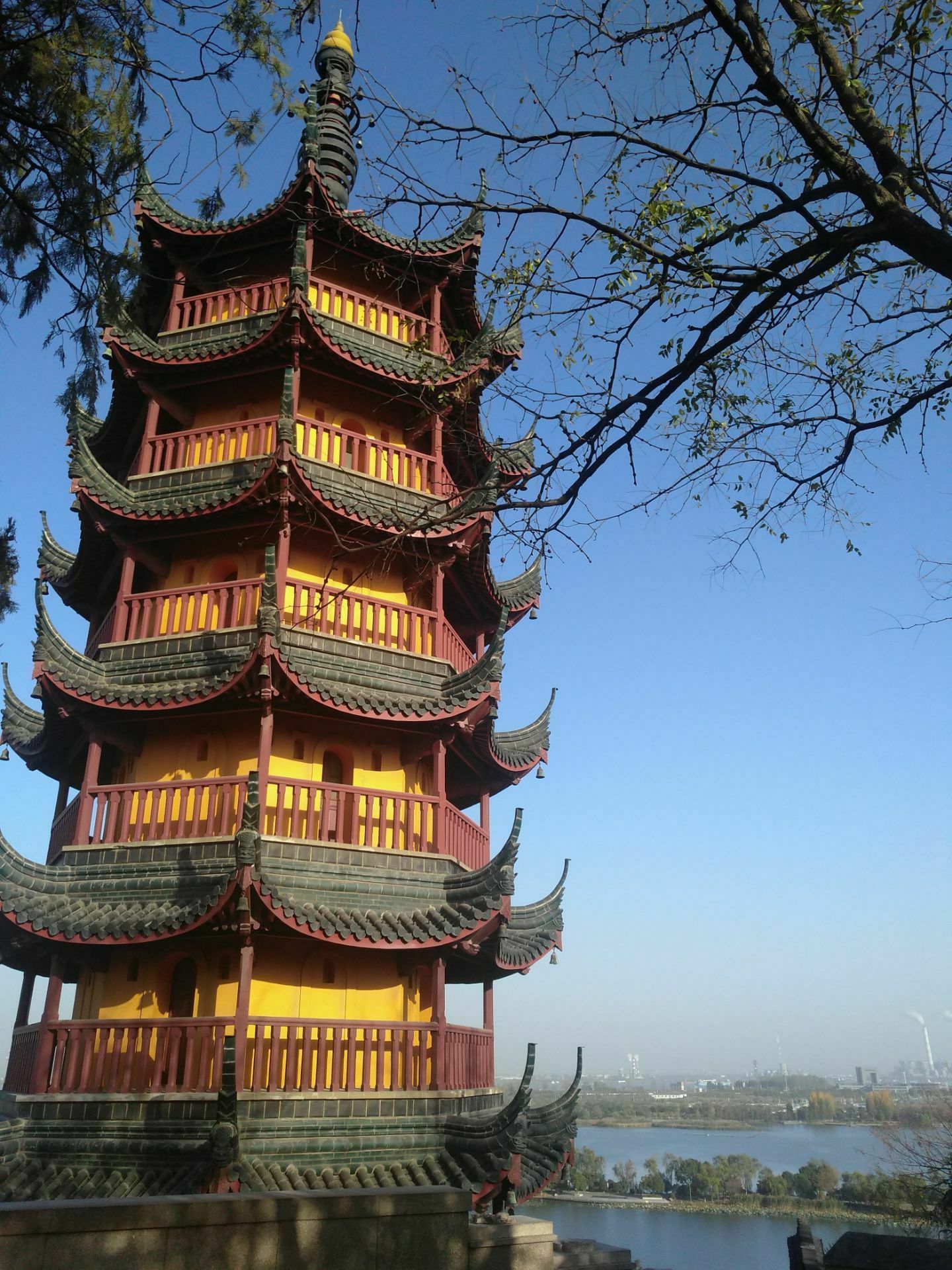 不过好在的是我们在金山景区里面可以从不同的角度来观看这座塔