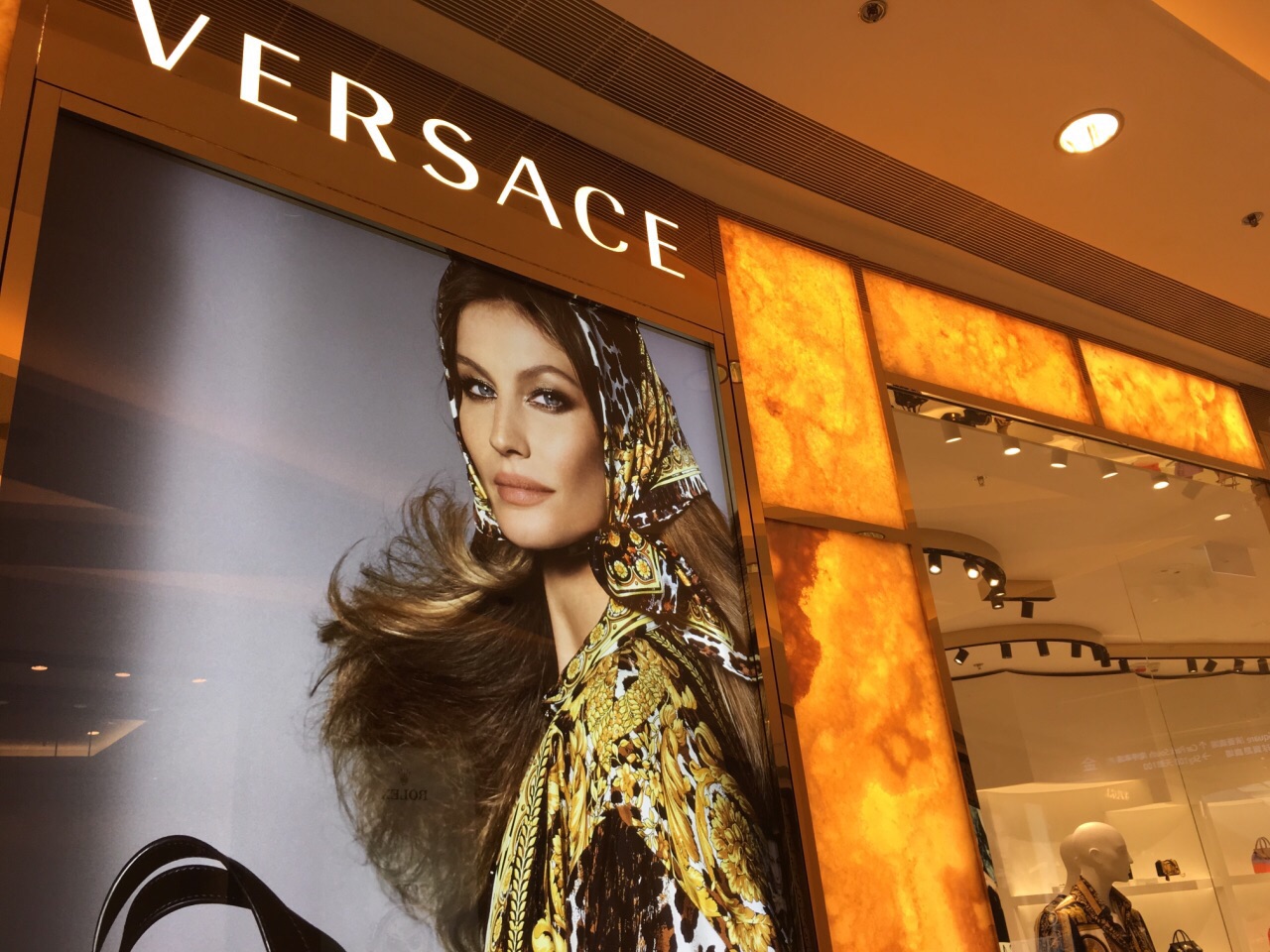 范思哲(versace)散发着金色的光泽.