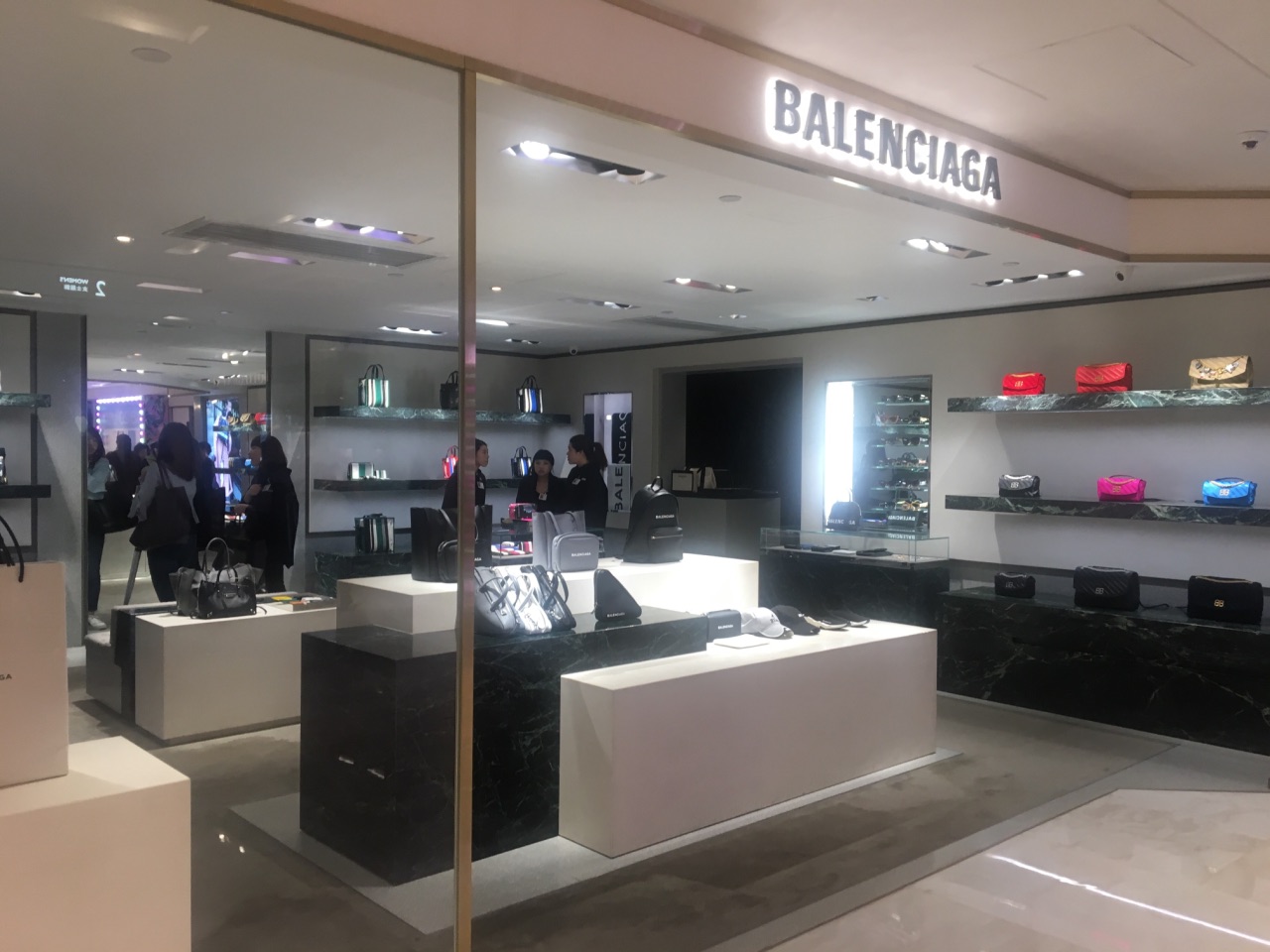 【携程攻略】香港balenciaga(崇光百货店)购物,巴黎世家的设计我还真