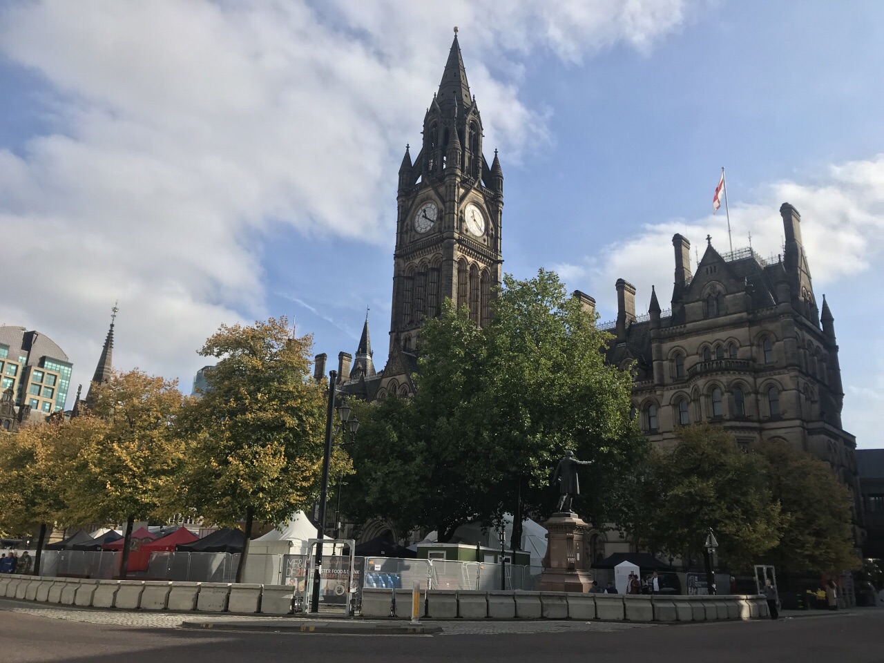 艾伯特广场位于曼彻斯特市政厅正右前方广场以市政厅最高的钟塔为背景