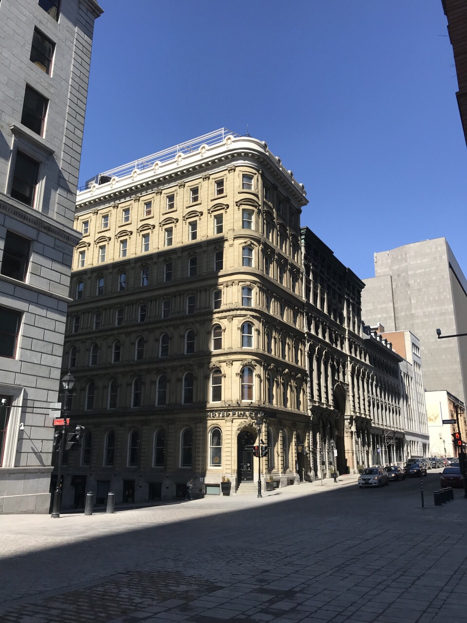 蒙特娄(蒙特利尔)是一个由法国早期开垦的河边城市,圣劳伦斯河贯穿