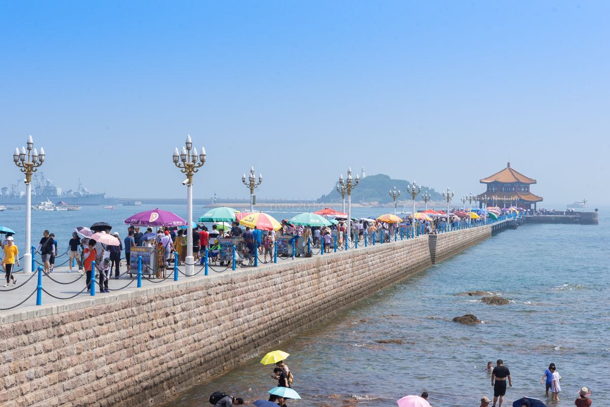 【攜程攻略】青島棧橋海水浴場景點,青島旅遊第一站,看看夏天的棧橋有