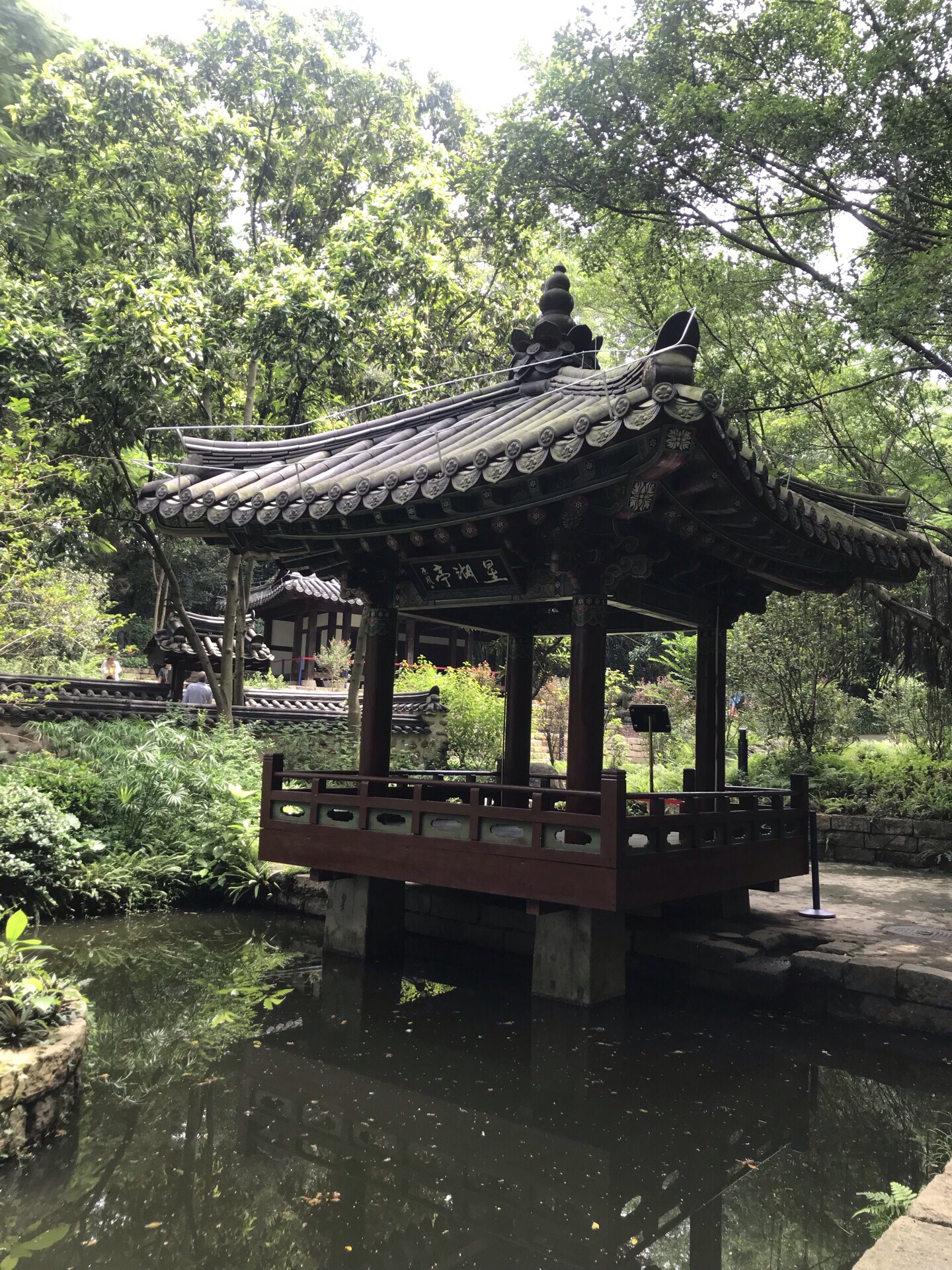 越秀公園裡有一個韓國園,裡面濃縮了一些韓國古代王室的建築,入園不就