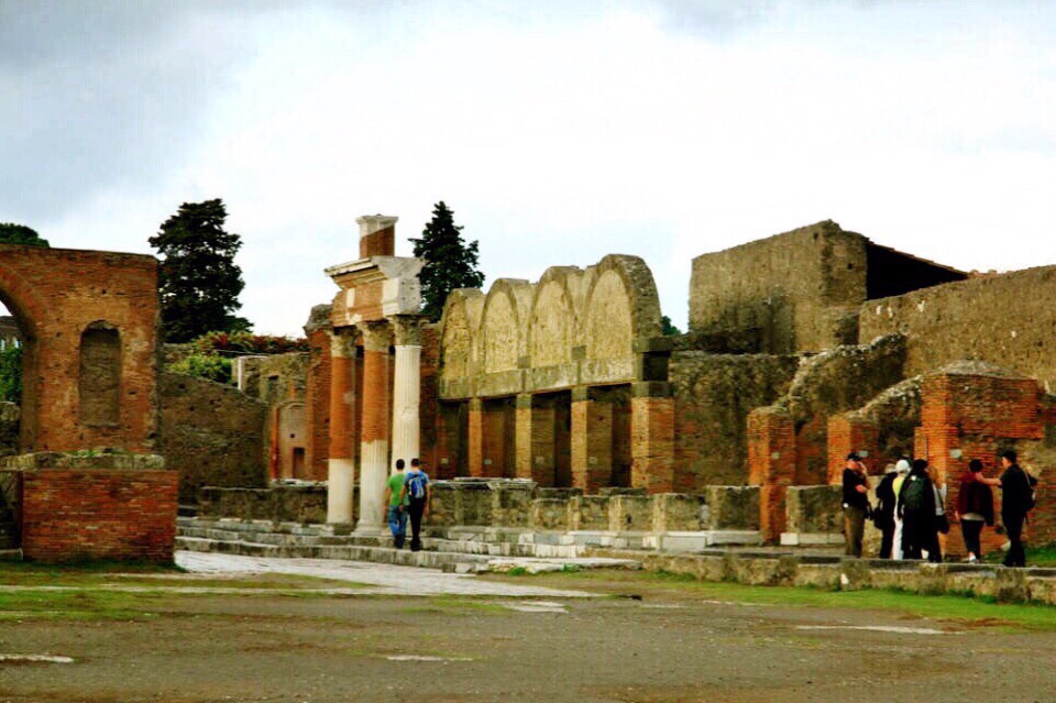 意大利的庞贝古城,它是一座历史悠久的古城,位于意大利南部那不勒斯