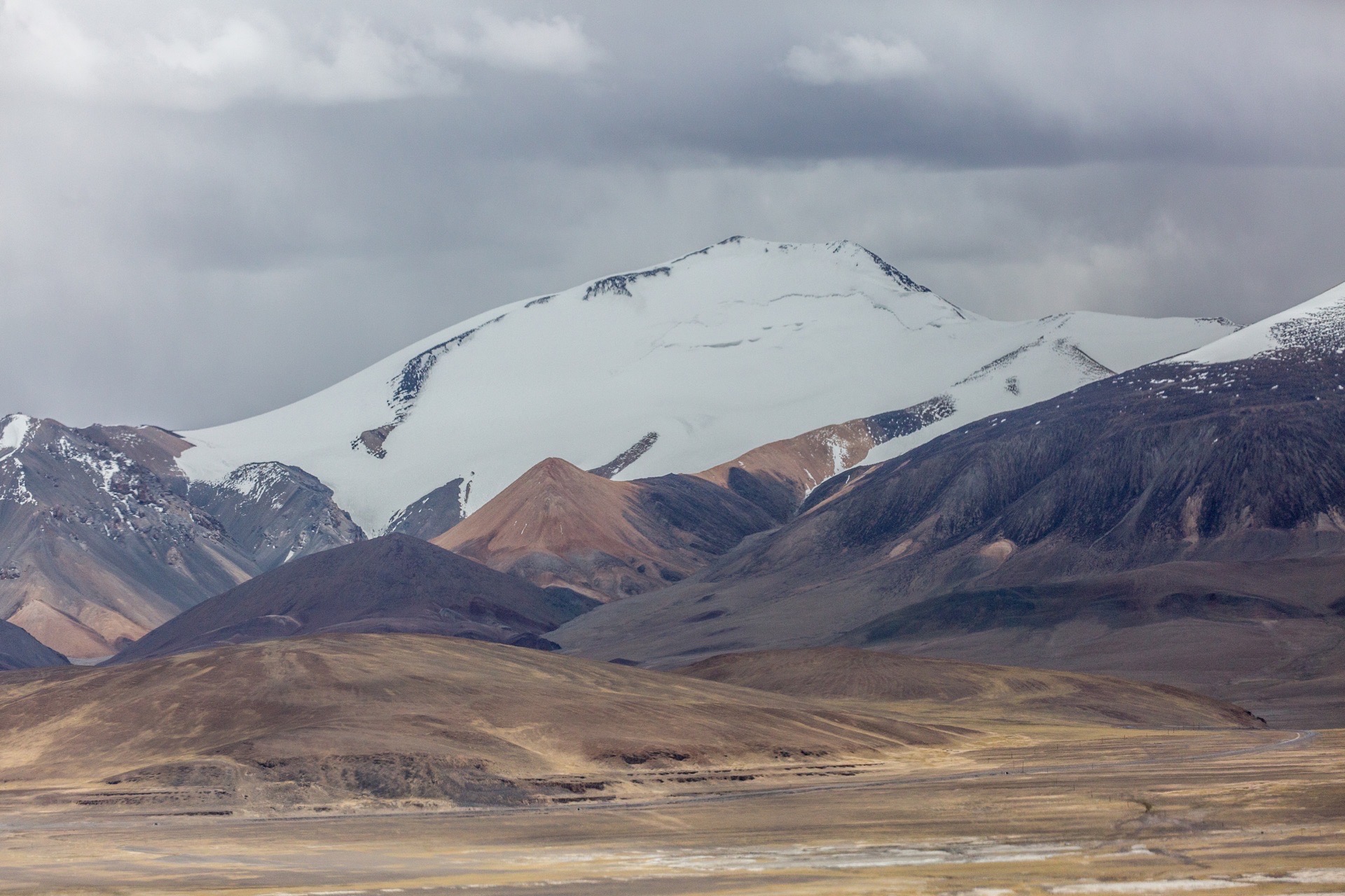 阿克赛钦意为中国的白石滩,地处昆仑山与喀喇昆仑山之间,新疆与西藏