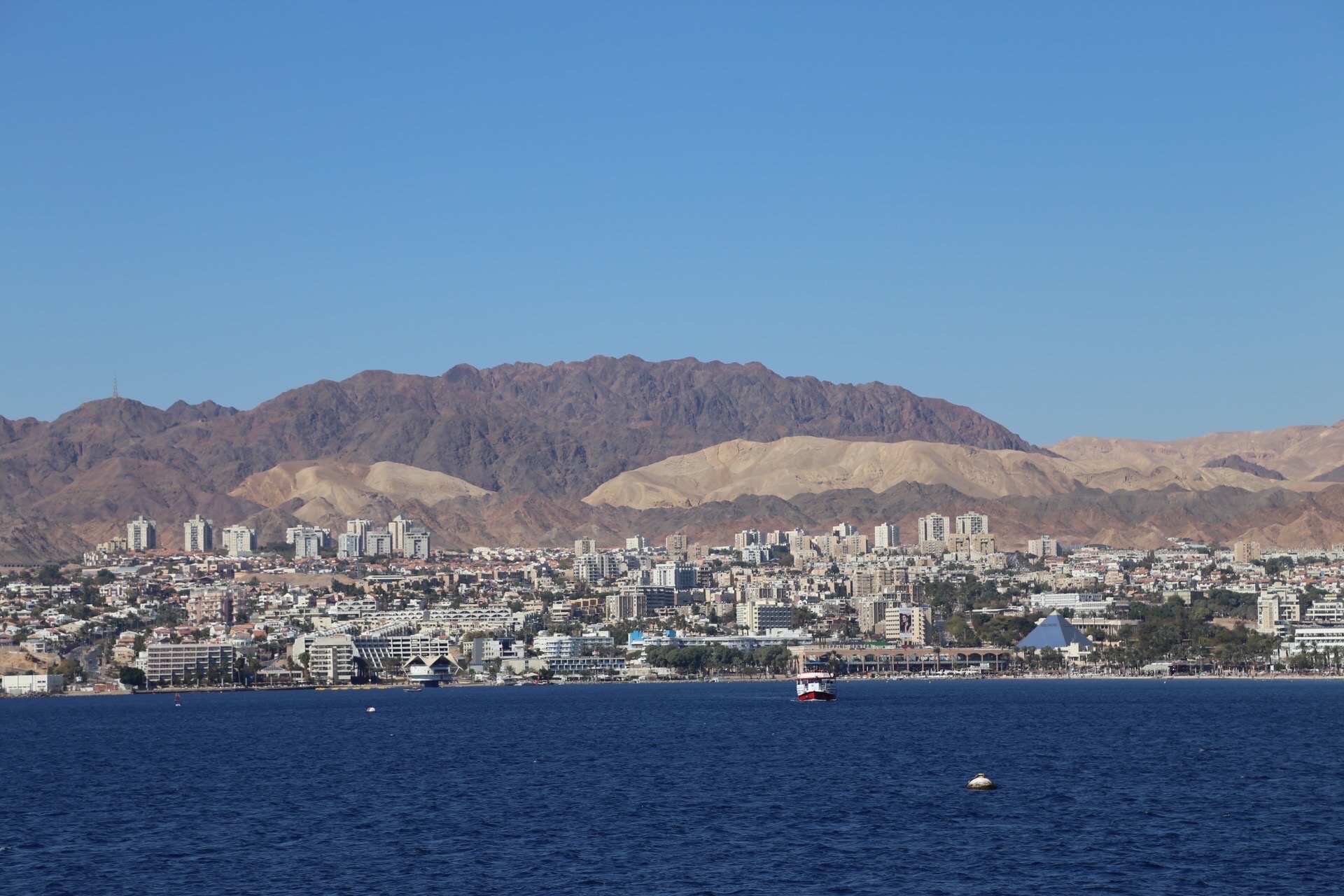 美丽的红海边 eilat是以色列南部的海滨城市 这里是一海看