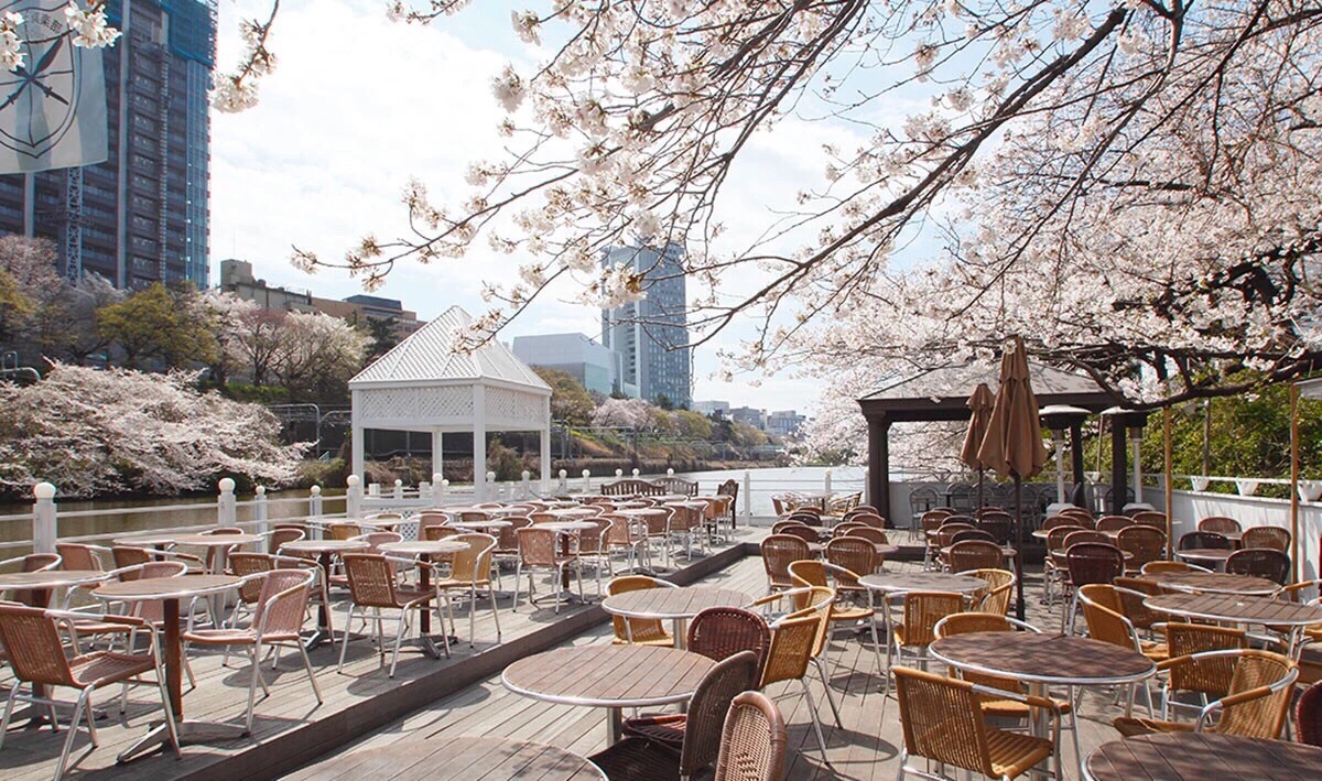 在東京很難找到這樣一家景緻絕美的cafe,繞河而建,放眼就可以看見水邊