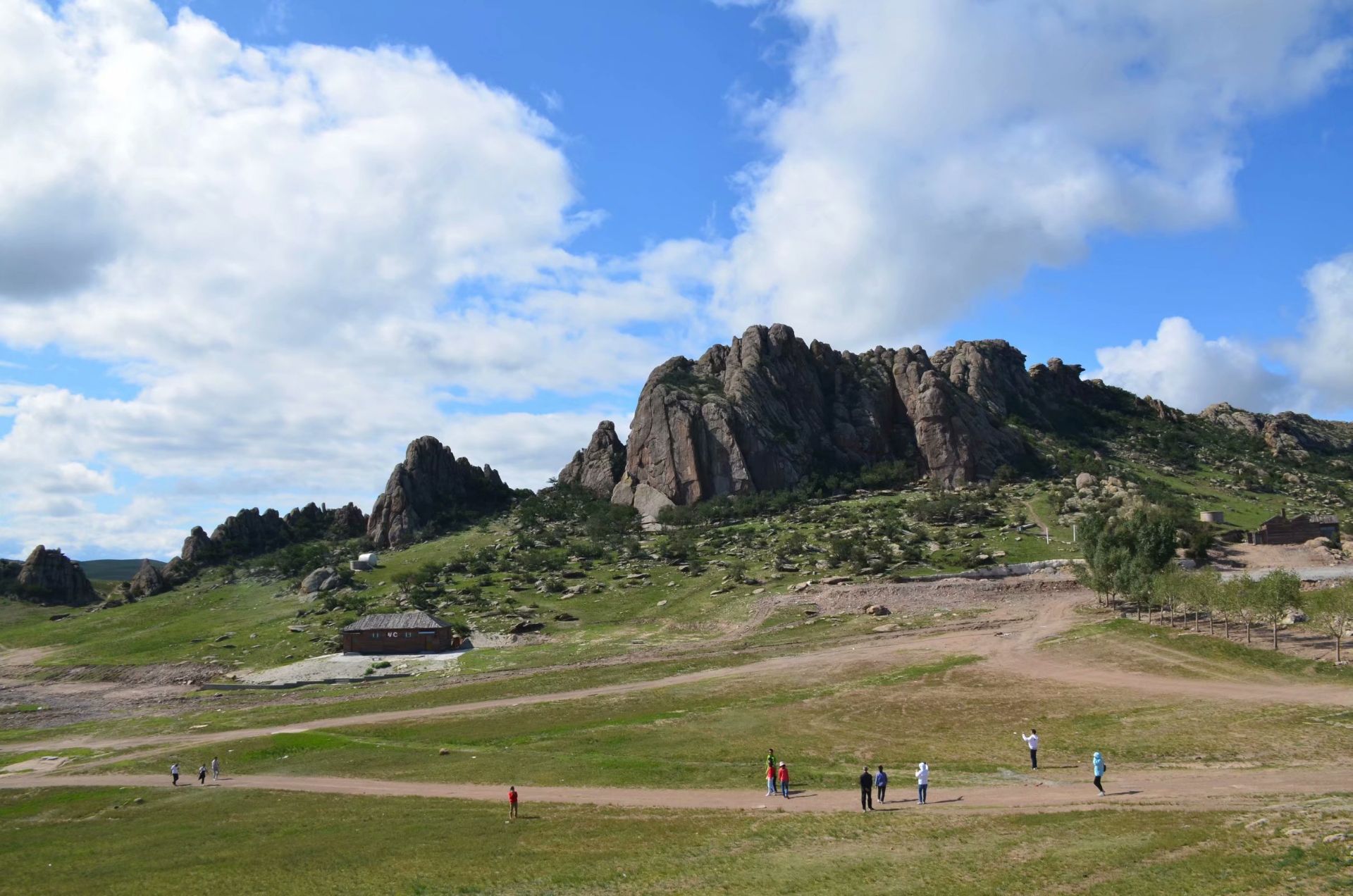 乌里雅斯太山地处内蒙古东乌珠穆沁草原深处,美丽,纯朴,辽阔,自然