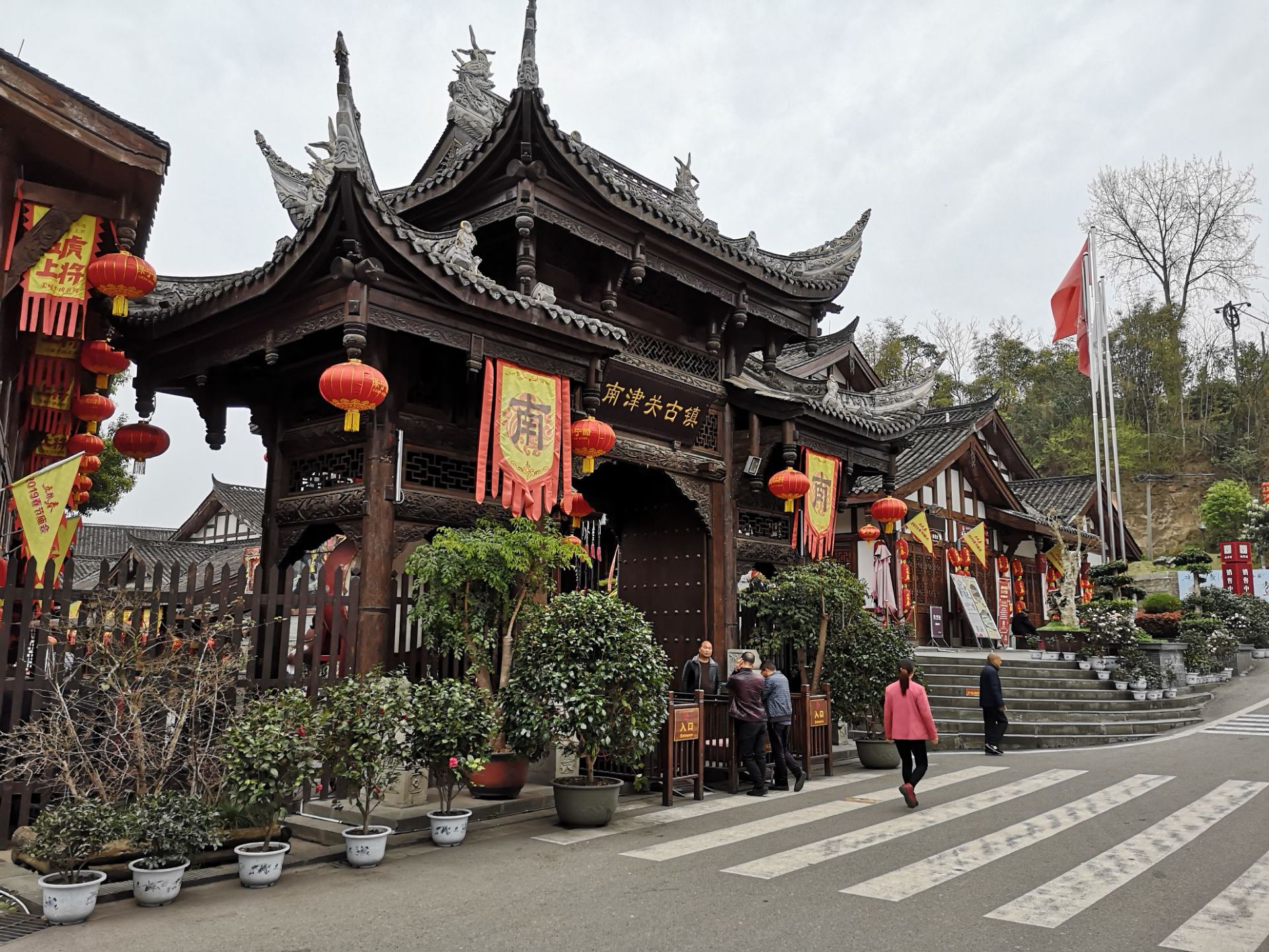 在阆中古城的对面有一个小镇,那就是南津关古镇,虽然占地面积并不是