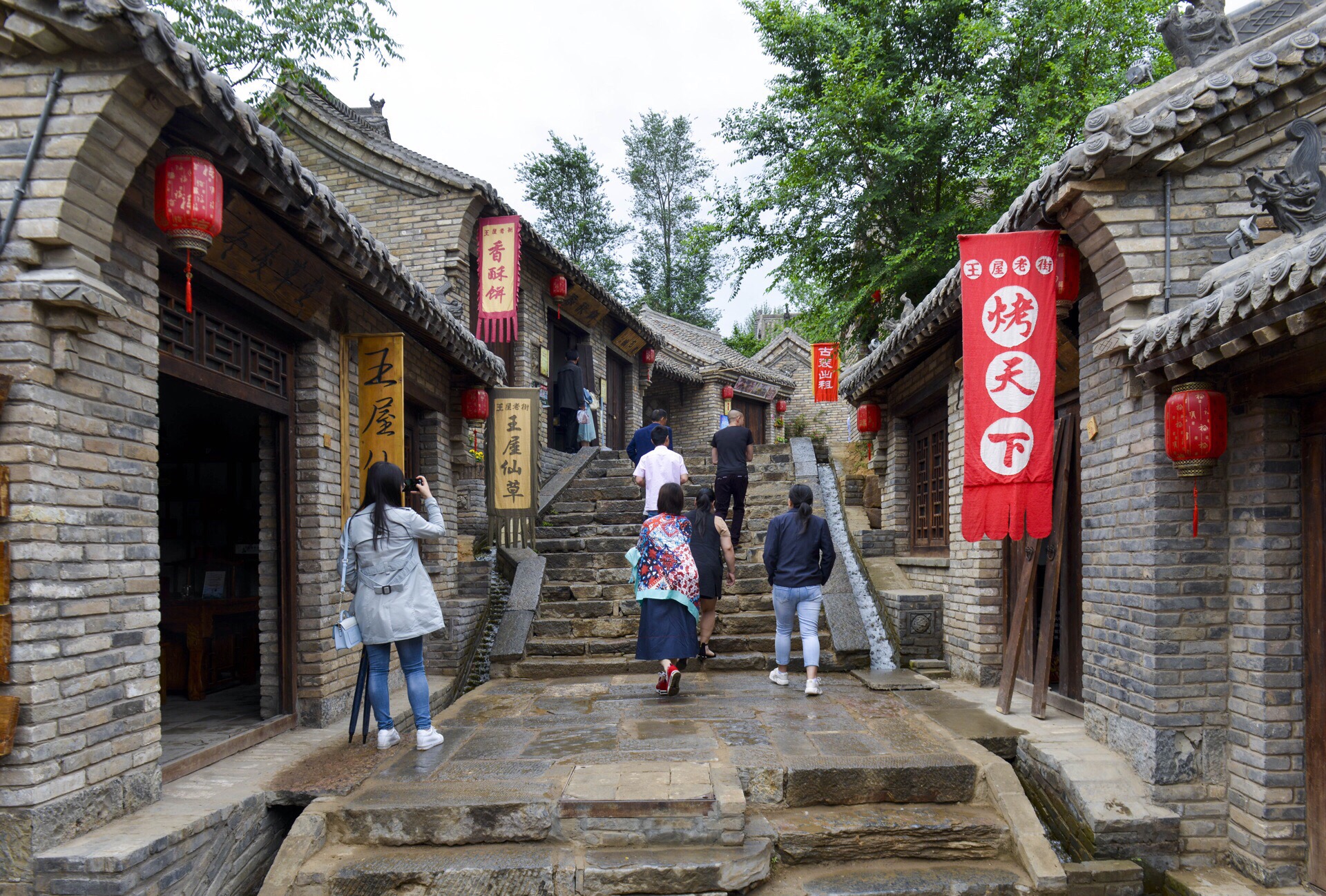 王屋山脚下,有一个"王屋老街".匆忙而过,拍了这些照片.