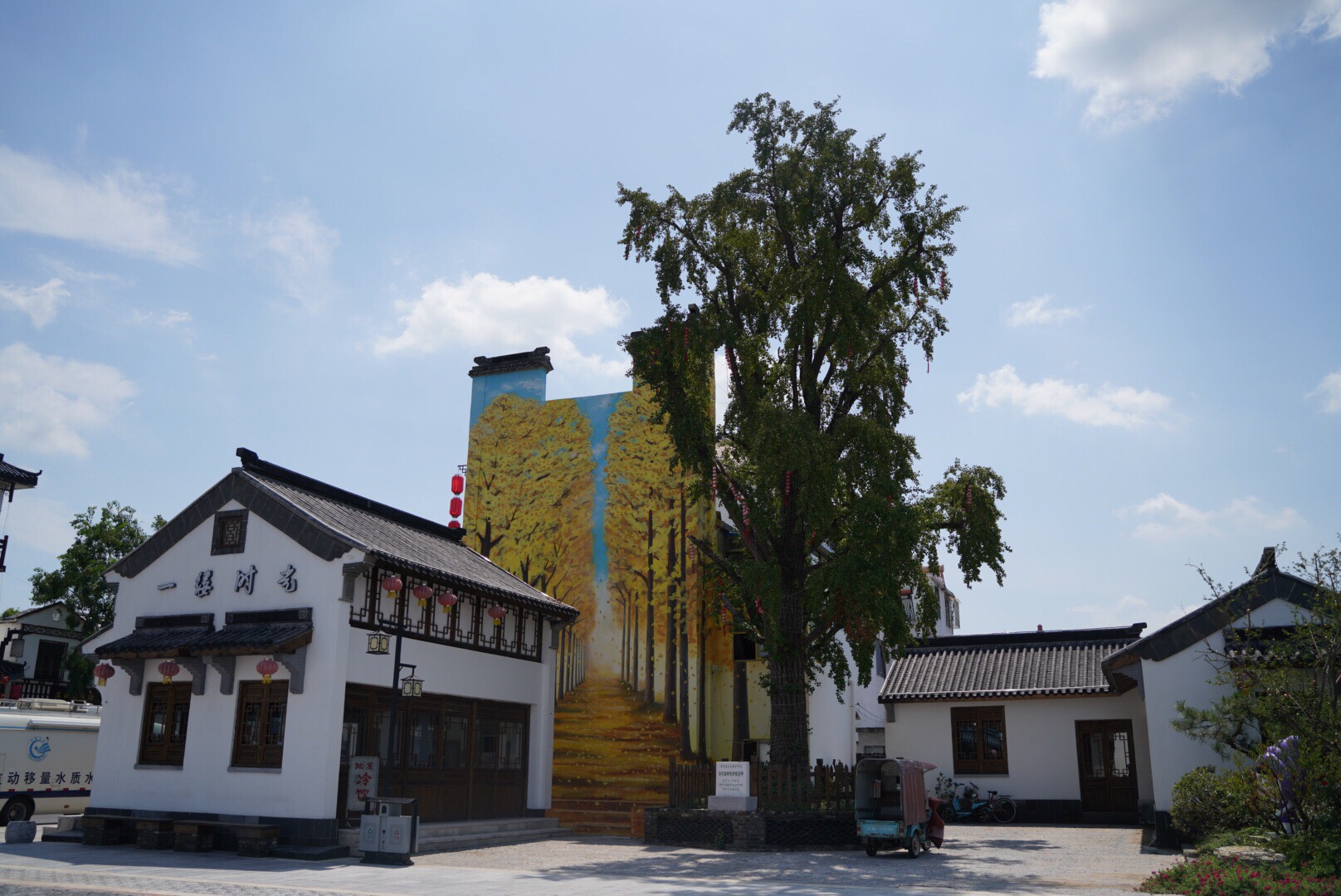 烟波浩渺的洪泽湖畔,有一座名叫蒋坝镇的千年古镇,它自古以来就是繁华