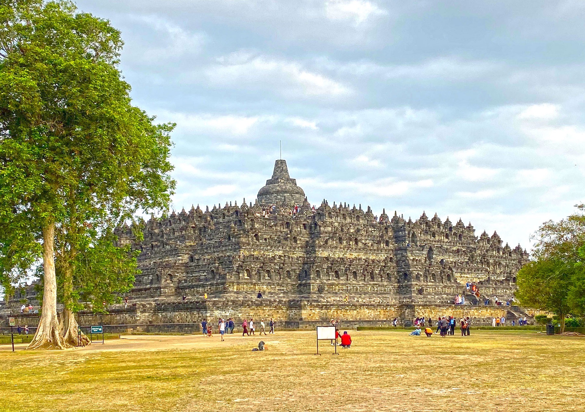 不大,游人如织, 婆罗浮屠 borobudur的佛教圣殿十分震撼