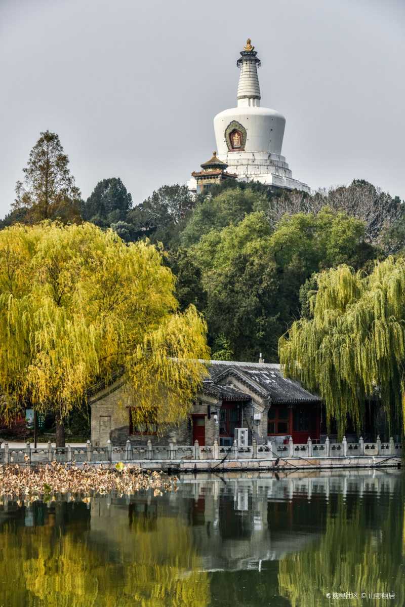 北海公园(beihai park),位于北京市中心区,城内景山西
