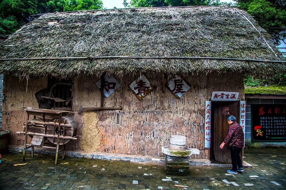 重庆知青山庄位于巴南区云篆山,是重庆"巴渝十二景"之一.