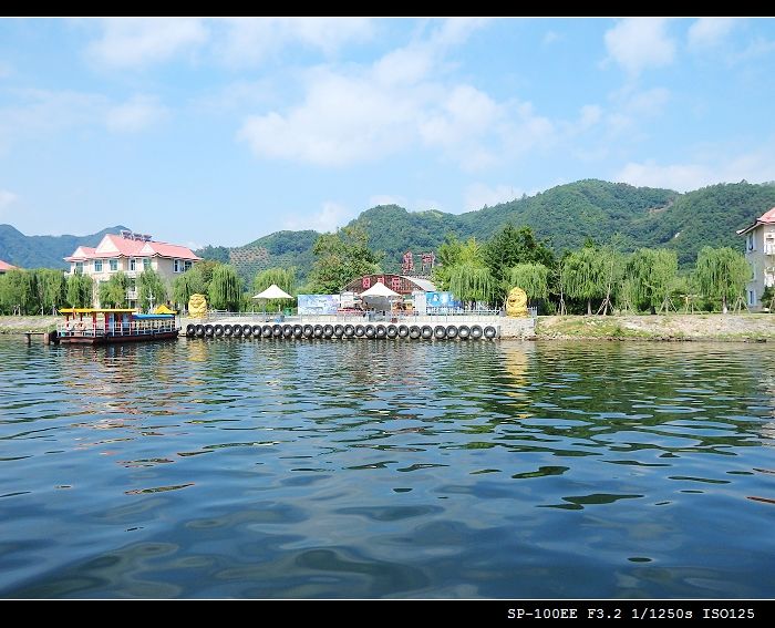 這個景區坐落丹東市寬甸縣,是中朝兩國的邊界景區,鴨綠江河口斷橋就在