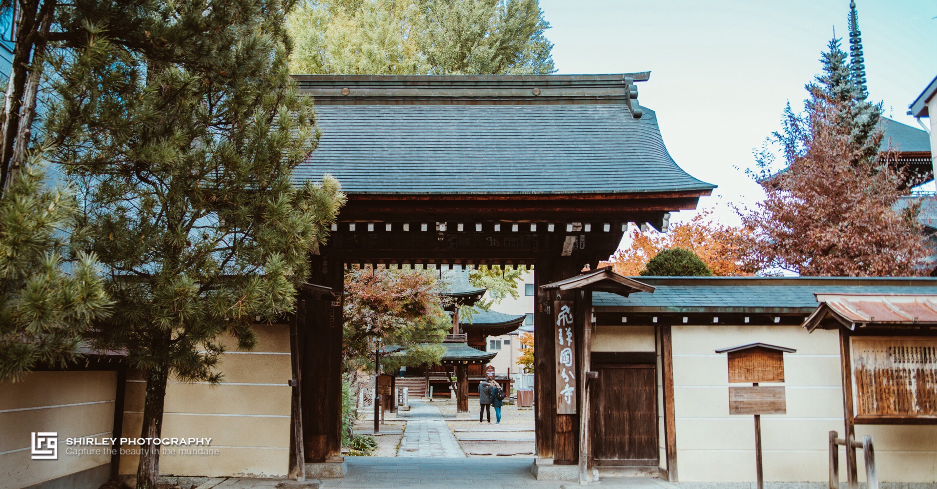 飞弹国分寺位于宫川西侧,是高山最古老的寺庙,颇有神社风格的寺内正殿