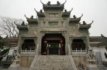 米公祠，位于历史文化名城襄阳市汉江之畔，原名米家庵，是为纪念中国古代，北宋书法家画家米芾而建。米公祠