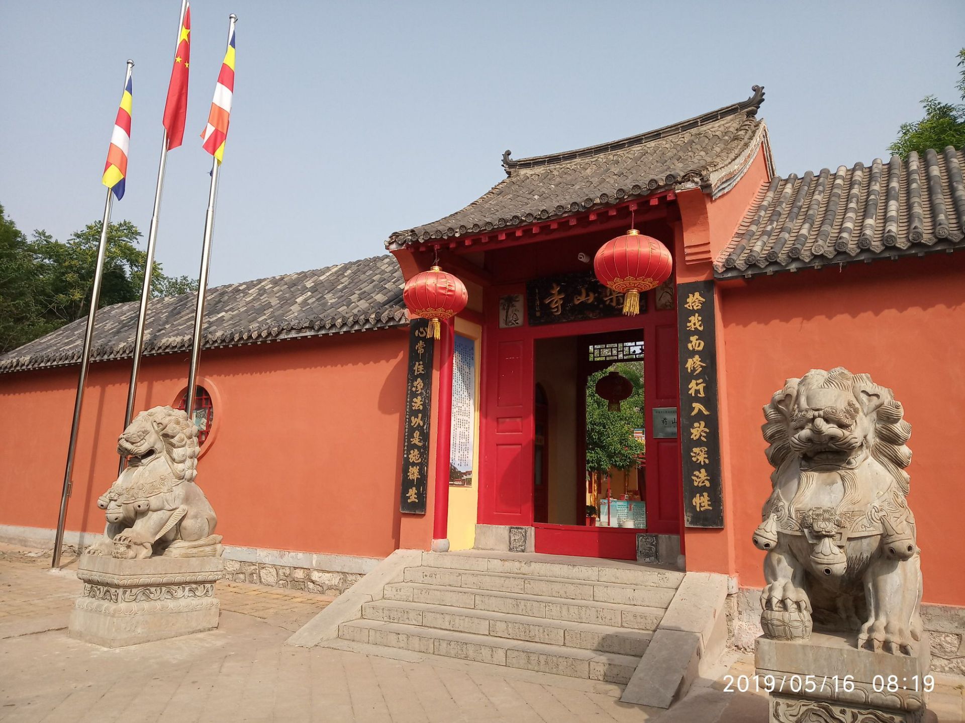 从药山东麓上山,前进约200米有一座寺院,名"药山寺".