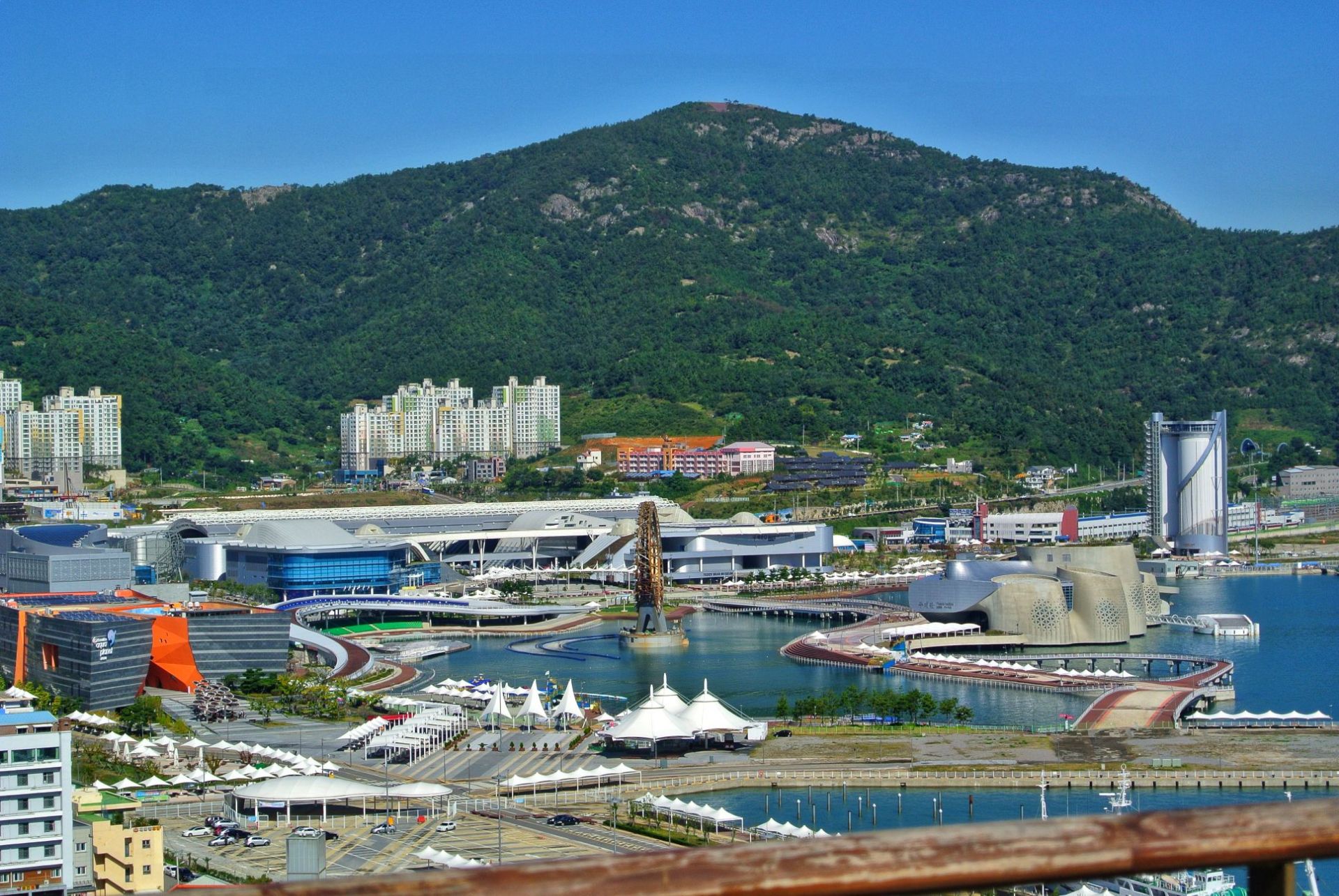 梧桐岛是属于韩国丽水市管辖的一个岛屿,距离丽水市中心仅10分钟的