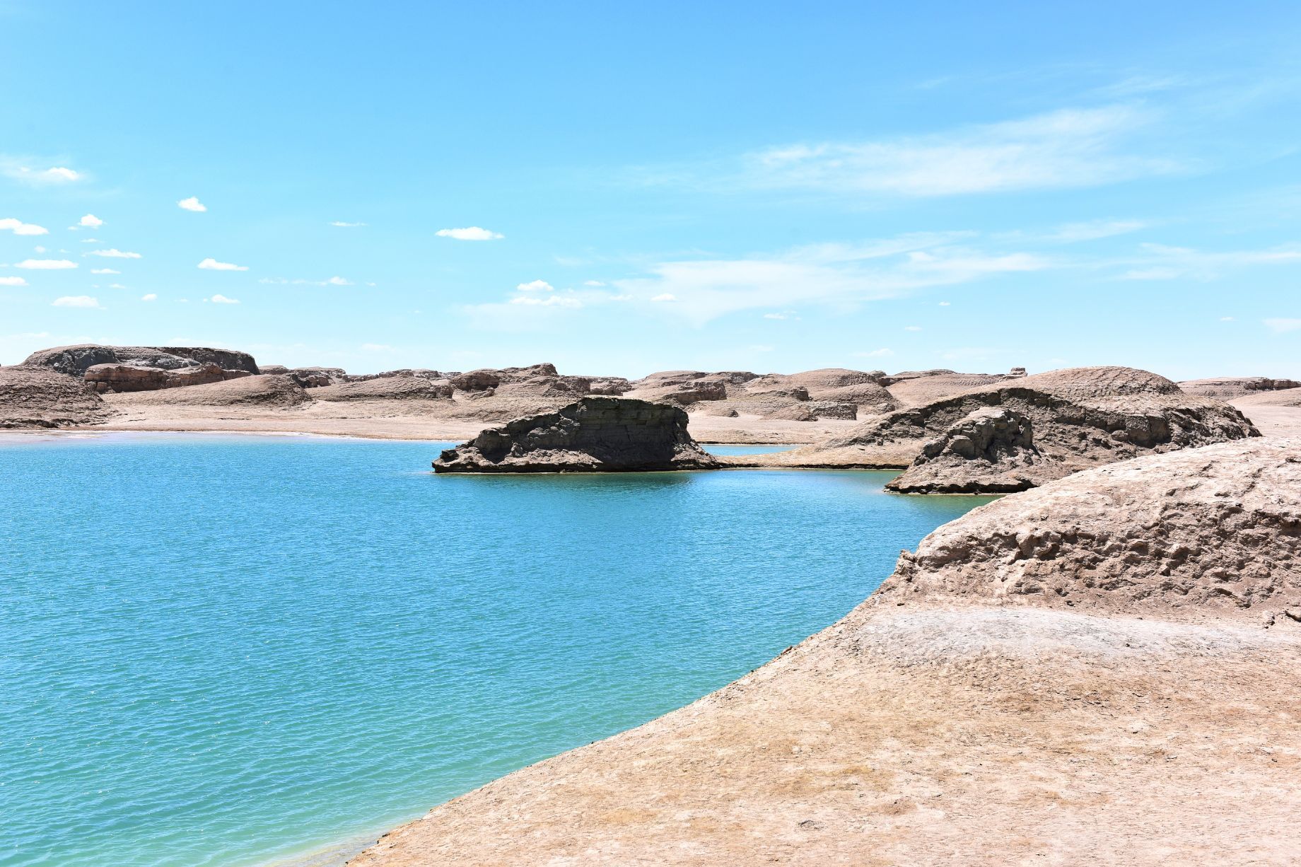 tips: 乌苏特水上雅丹适合自驾或包车,从大柴旦出发两百多公里(海拔