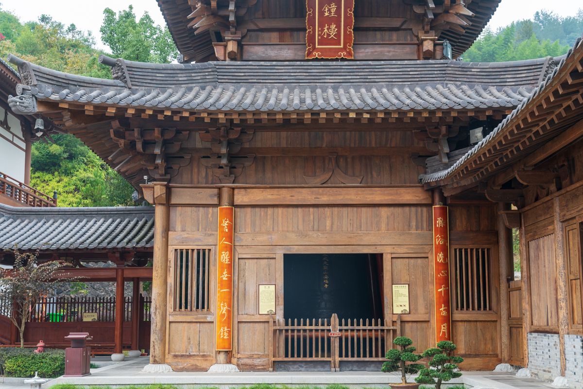 航拍上去以后,发现安福寺规模超大,原来还是温州佛学院所在地～是集