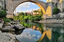 莫斯塔尔，位于波黑南部，小镇以古桥闻名，始建于16世纪，也代表了当时极高的建筑水准，它是联合国教科文
