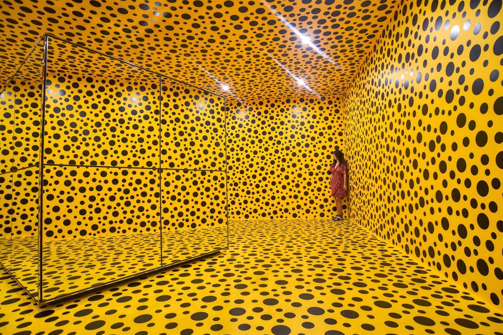 打卡澳洲堪培拉国家博物馆,草间弥生的无限镜屋  在房间内的小窗口