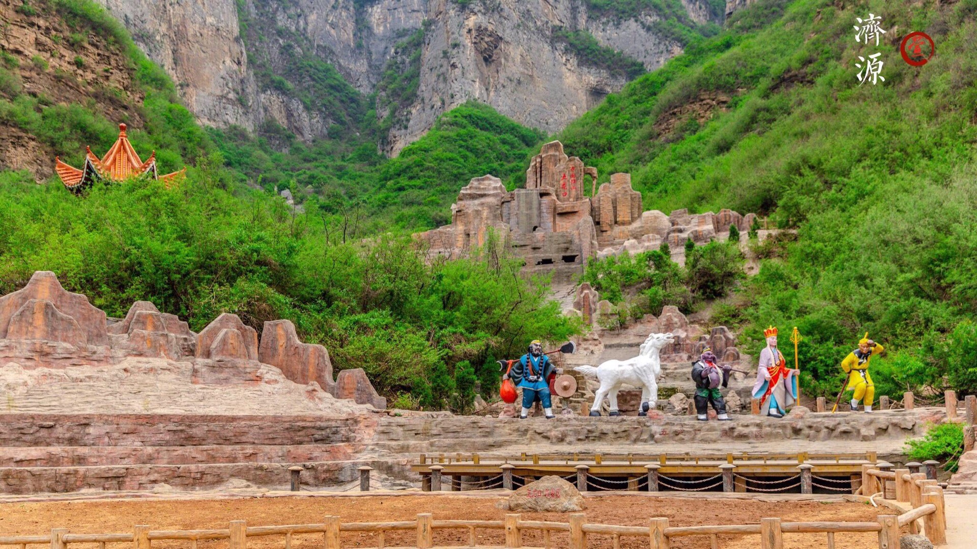 人杰地灵的济源,还是猕猴的王国,在五龙口景区生活着3800余只太行猕猴