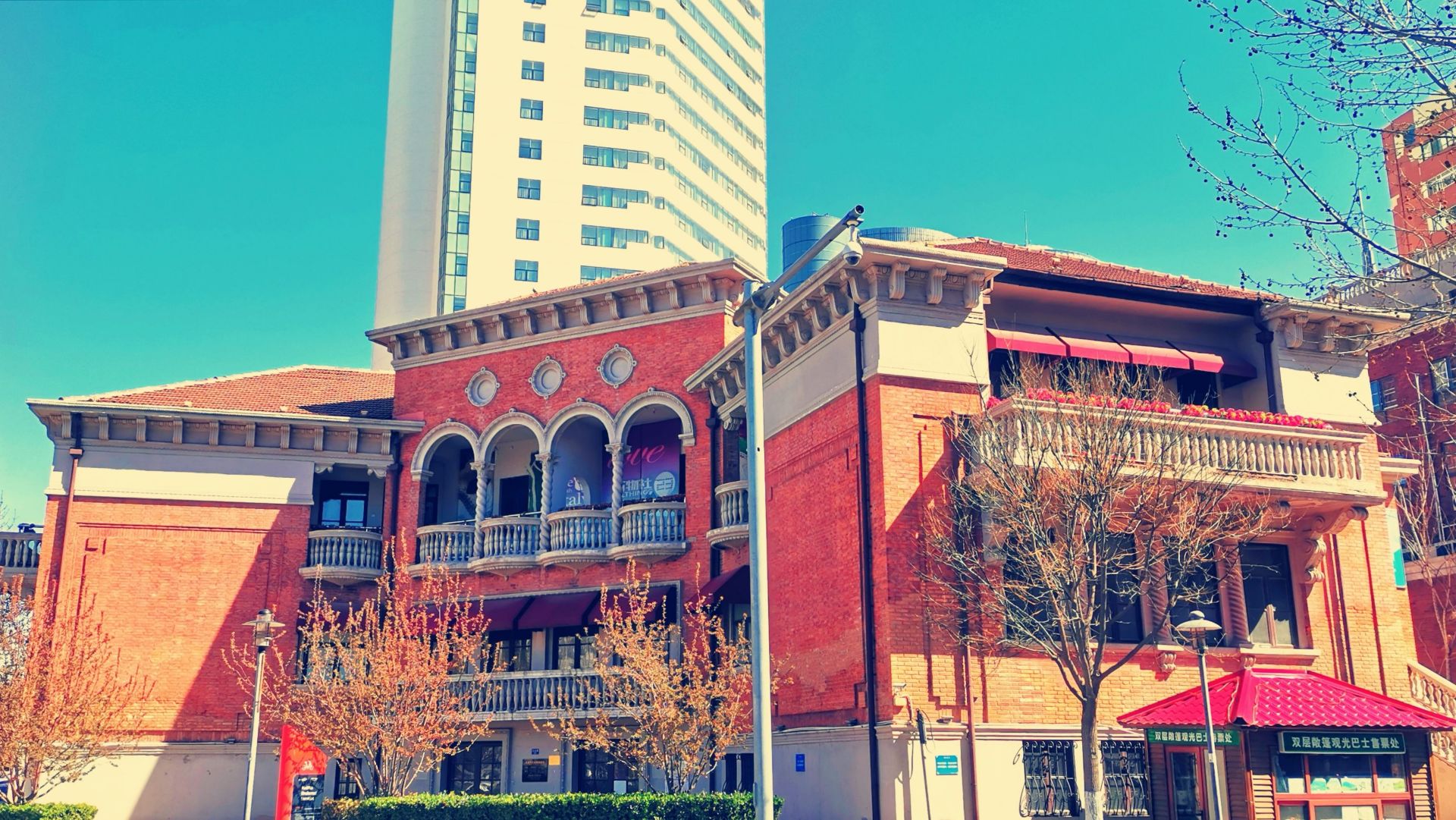 张鸣岐宅邸位于马可波罗广场西北角,建于民国初年.