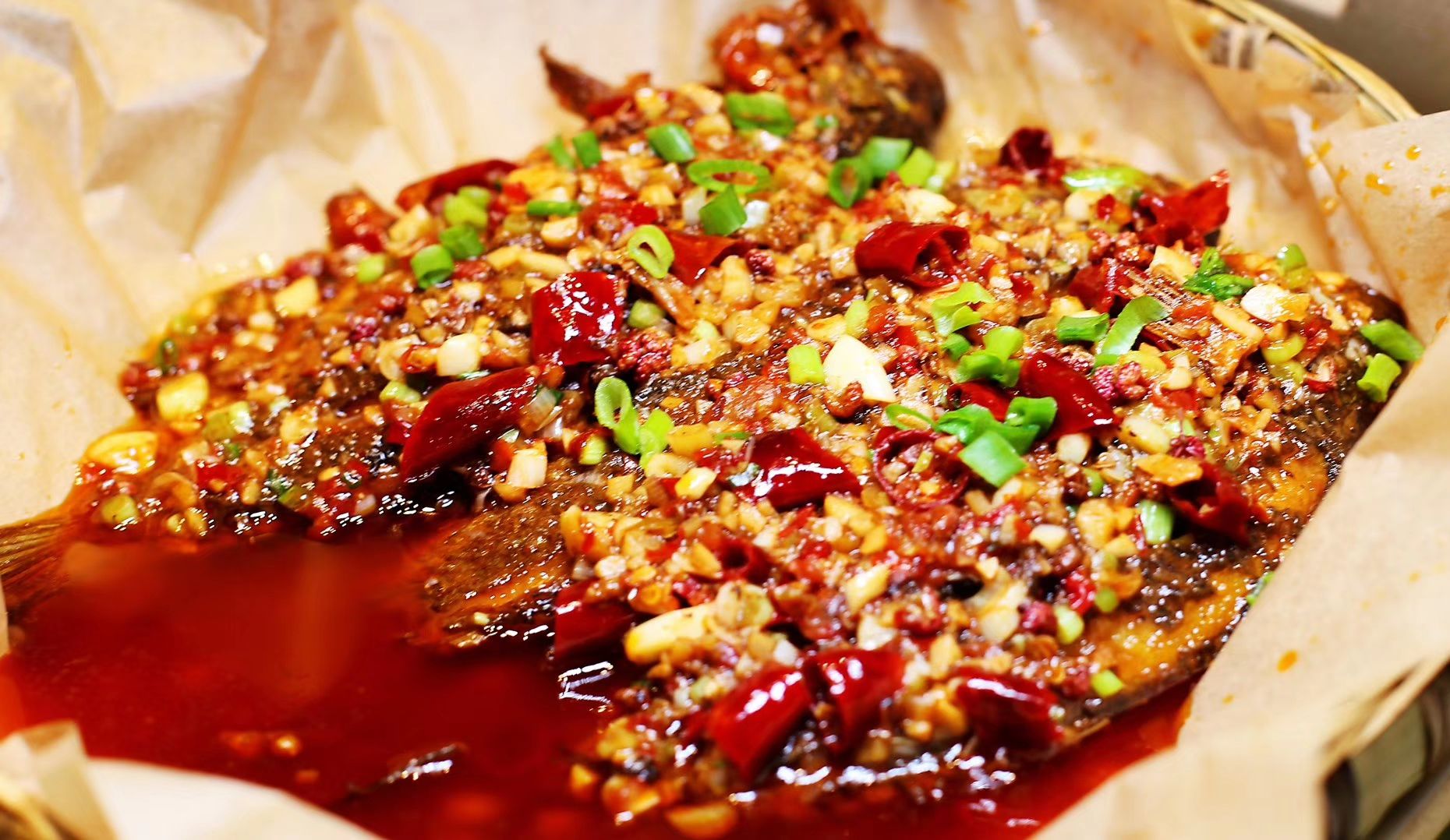 坐井百年江湖菜,吃了后点个大拇指,青椒辣子鸡带着煳辣味儿,炒拱嘴,干