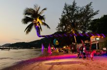 非常漂亮和浪漫的一座海边酒吧餐厅，品尝美酒佳肴的同时，还能欣赏美丽的夜景，真是十分的浪漫惬意。