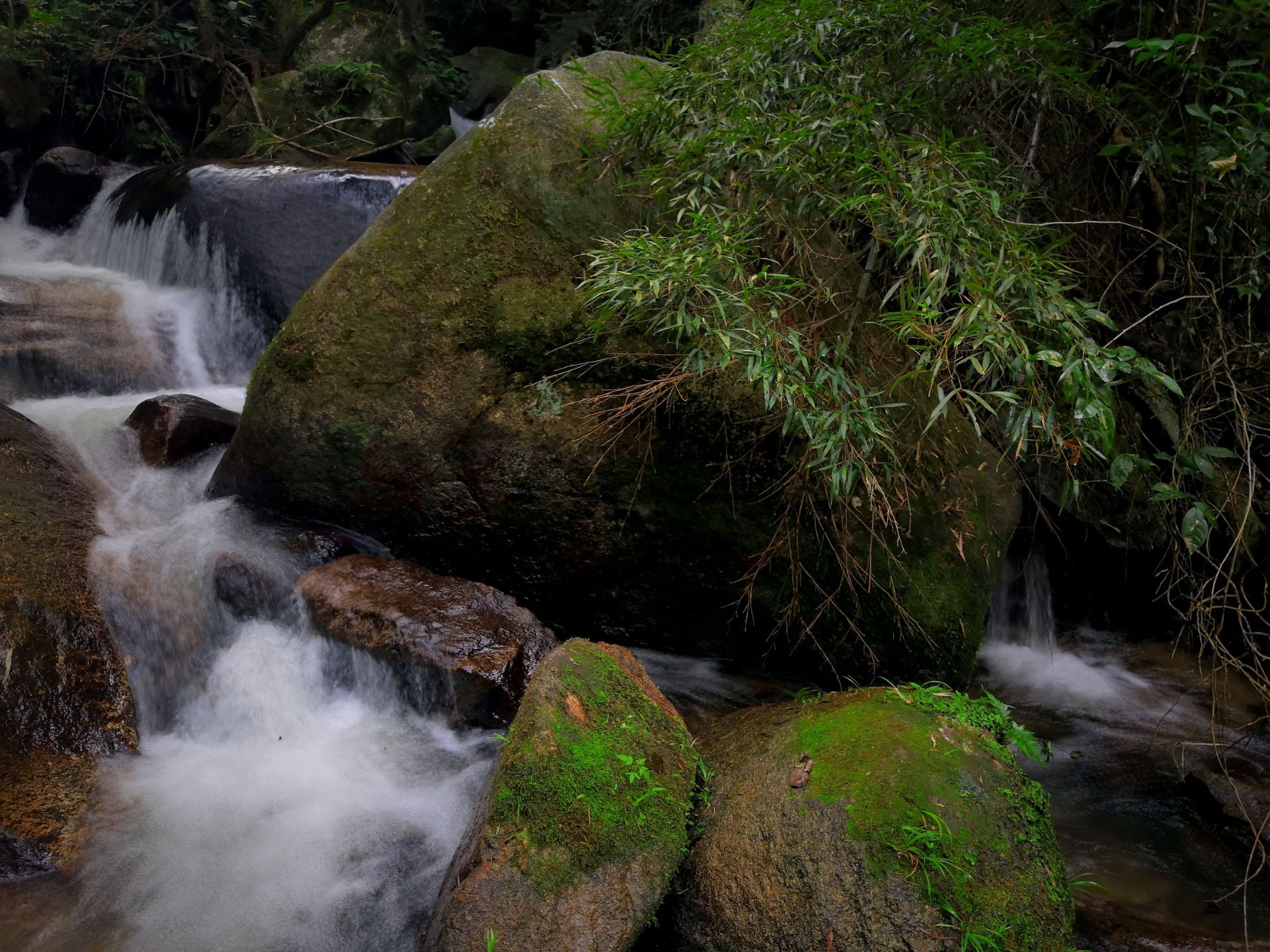 此处正清凉】周末时光邀约着,出游梅岭脚下的神龙潭,那儿瀑布虽不大