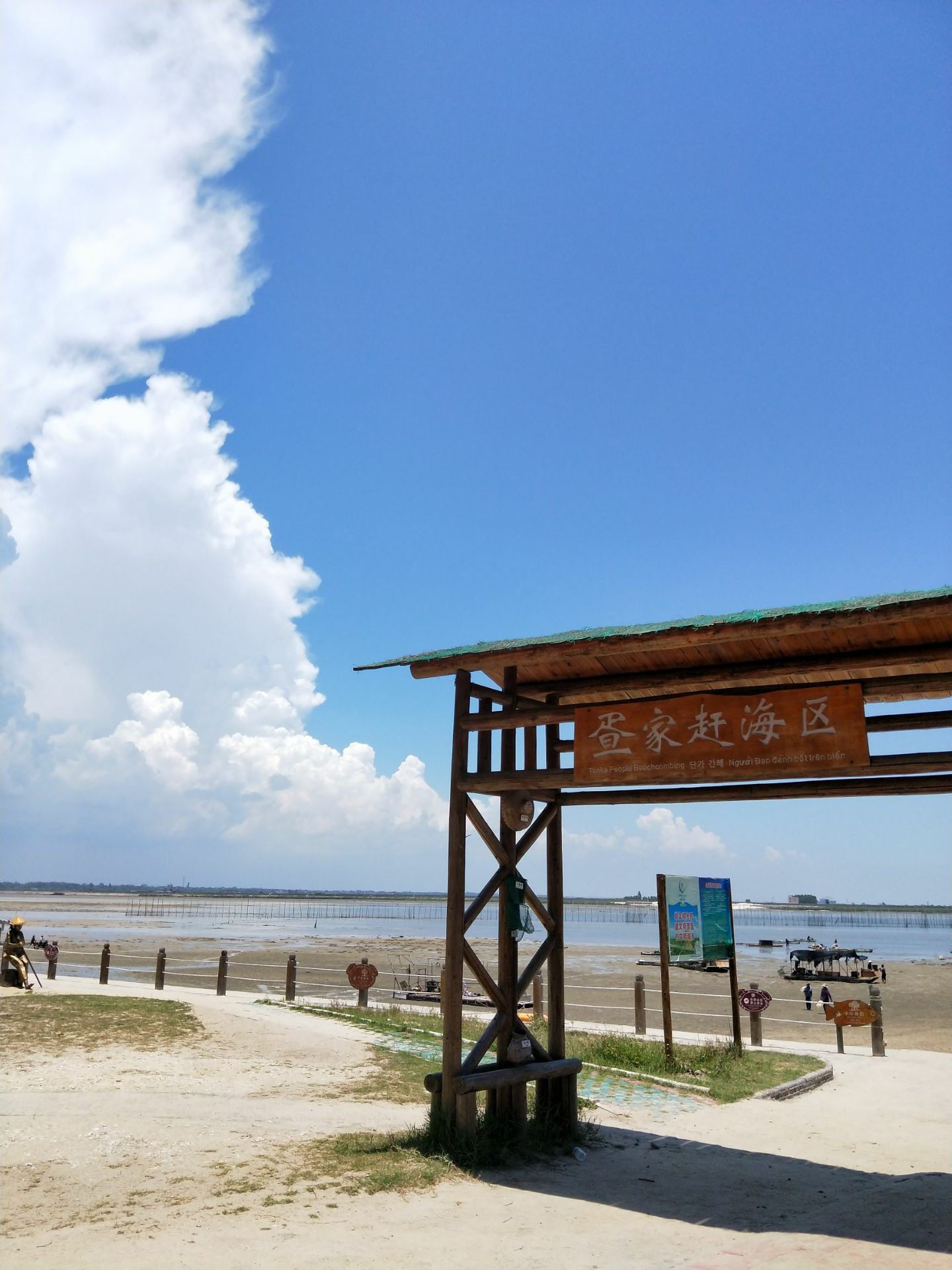 【携程美食林】北海疍家渔村餐馆,疍家鱼村,海边有个许愿阁与祈福鈡.