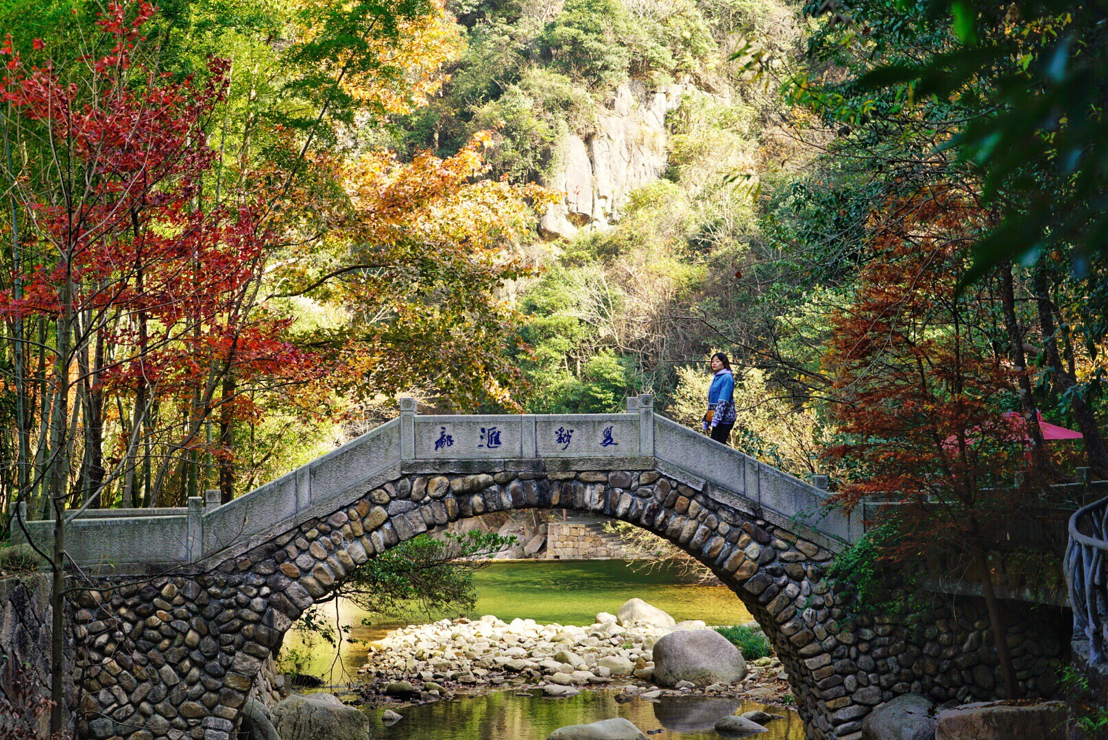 天台山的石梁飞瀑景区在天台的石梁镇,从天台山游客中心自驾过去大约