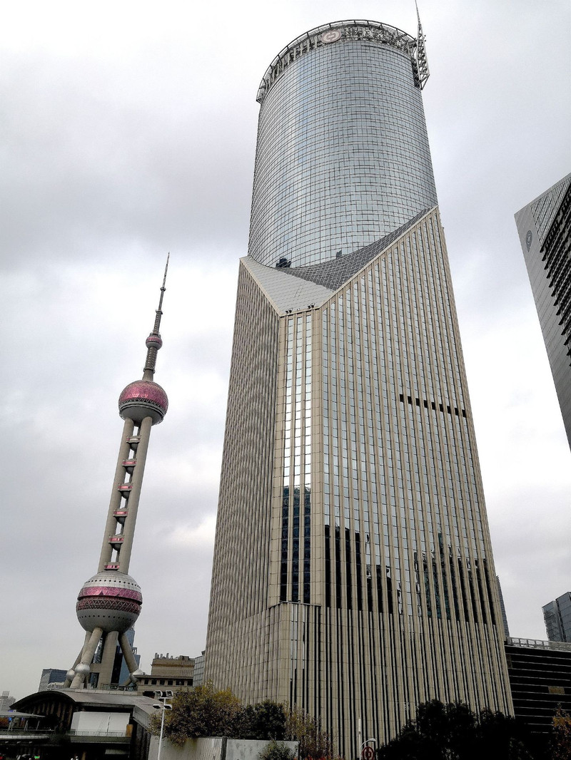 上海陆家嘴金融贸易区高楼大厦林立,建筑风格迥异,中国第一高楼世界