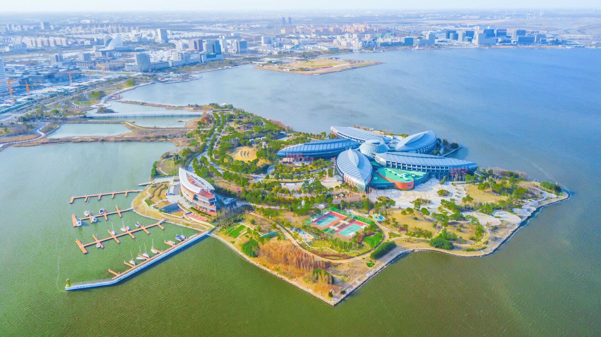 【携程攻略】上海滴水湖景点,上海境内景色最奇幻的地方,就是临港