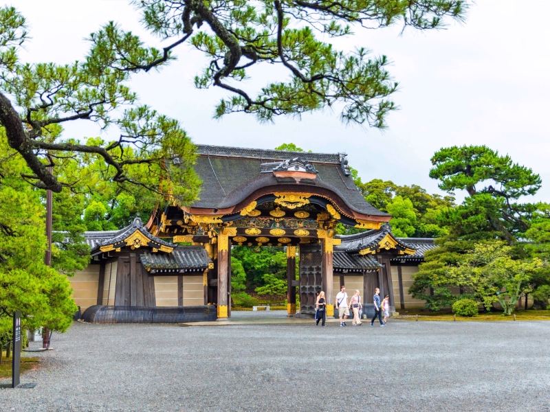 庭园" "这个庭院是在里面的一个小园林" "而二之丸庭院就是其中一所"