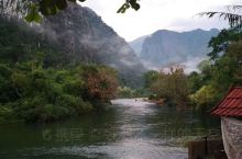 老挝万荣是一个依山傍水的美丽小山城，以其众多岩洞而著名，有“小桂林”之称。南松河，是万荣的生命之河，